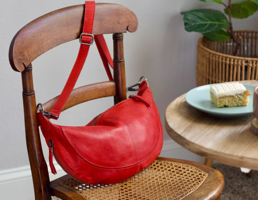Sustainable Leather Crossbody Bags with Built‑In Organization