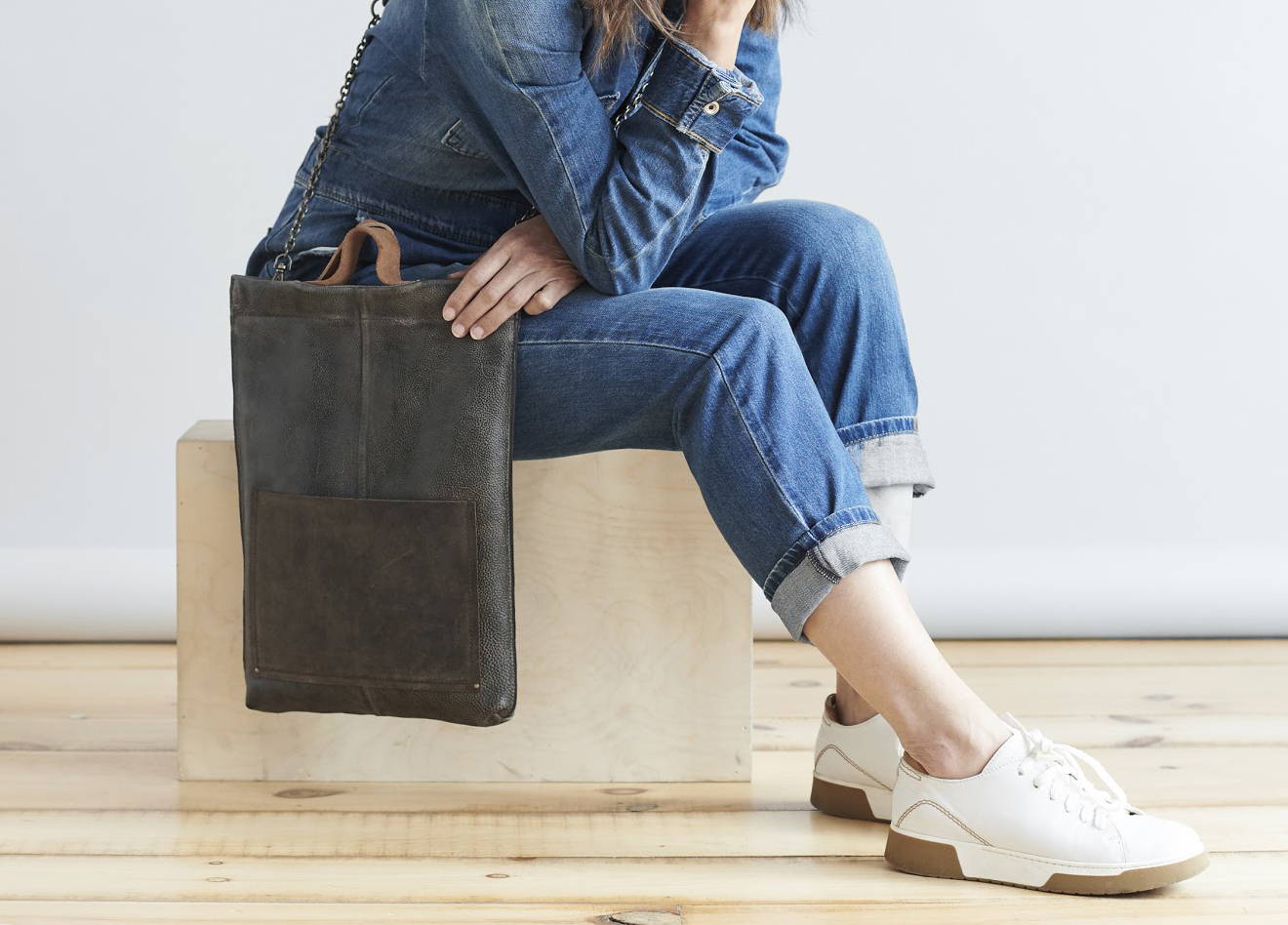 7 Leather Purses & Handbags With Outside Pockets